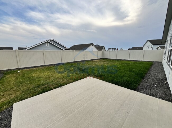 10370 Crystal Ridge Dr in Nampa, ID - Foto de edificio - Building Photo