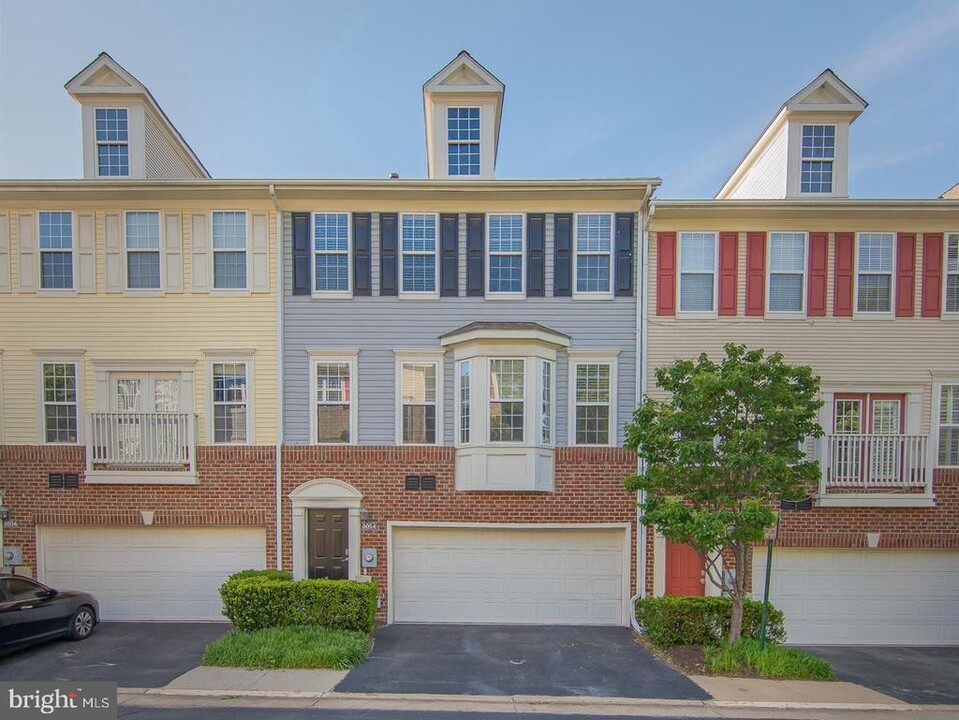 8054 Nicosh Cir Ln in Falls Church, VA - Foto de edificio