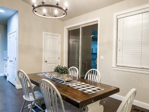 514 N Vandries Way in Eagle, ID - Building Photo - Building Photo