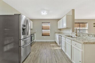 1946 Courtside Dr in Grand Prairie, TX - Building Photo - Building Photo