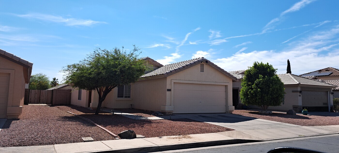 12423 N 121st Dr in El Mirage, AZ - Building Photo