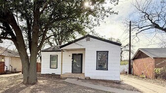2215 Roberts Ave in Wichita Falls, TX - Building Photo