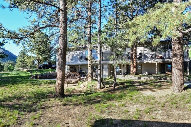 1144-1225 Holiday Ln in Estes Park, CO - Foto de edificio - Building Photo