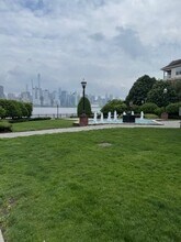 490 Fulton Ct in West New York, NJ - Foto de edificio - Building Photo