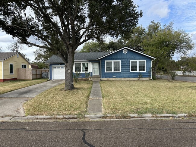 712 E Mesquite Ln in Victoria, TX - Foto de edificio - Building Photo