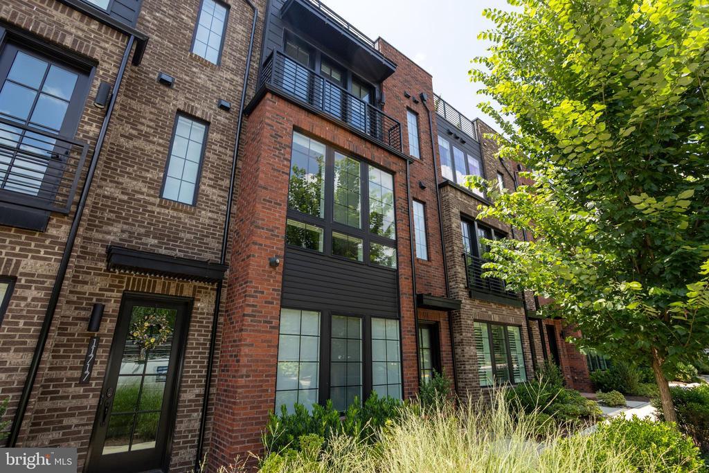 11719 Paysons Wy in Reston, VA - Building Photo
