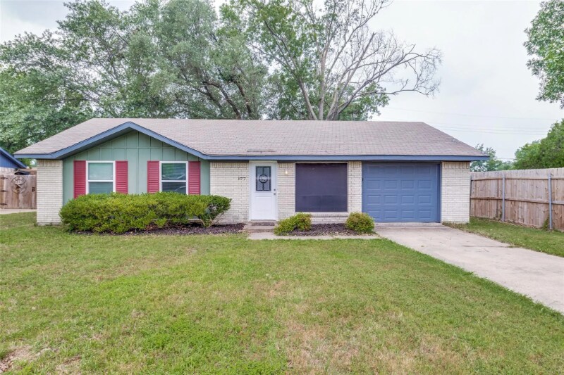 877 Betty Dr in Terrell, TX - Building Photo