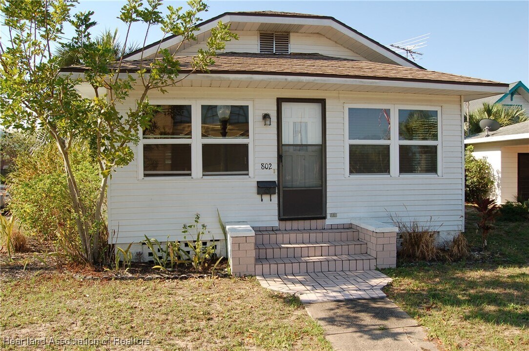 802 S Pine St in Sebring, FL - Building Photo