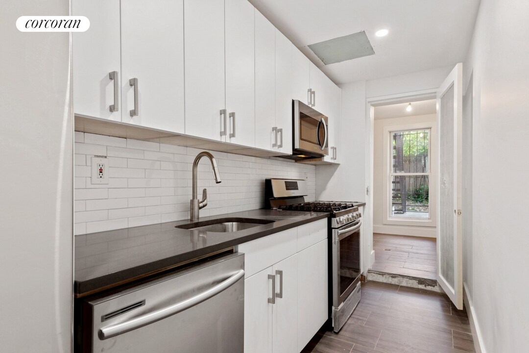438 Lewis Ave in Brooklyn, NY - Building Photo