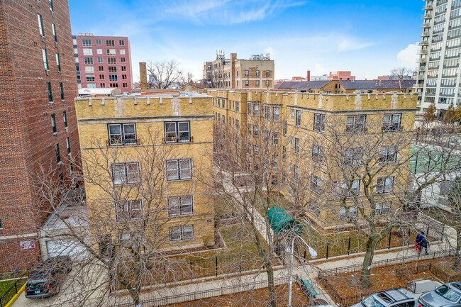 3912-28 N. Pine Grove in Chicago, IL - Building Photo - Building Photo