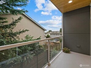 14825 35th Ave W in Lynnwood, WA - Foto de edificio - Building Photo