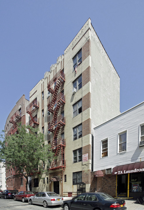 165 E 205th St in Bronx, NY - Building Photo