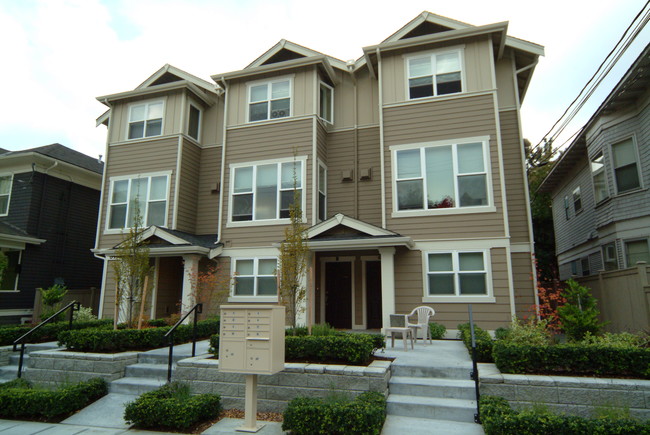 Campus Two Triplex Development in Seattle, WA - Foto de edificio - Building Photo