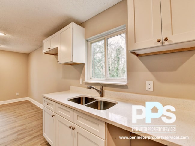 390 W Lake Ave NW in Atlanta, GA - Building Photo - Building Photo