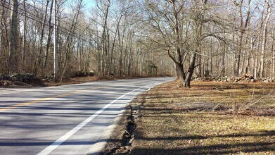 63 Colebrook Rd in Little Compton, RI - Foto de edificio - Building Photo