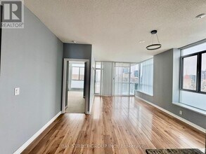 225 Webb Dr in Mississauga, ON - Building Photo - Building Photo