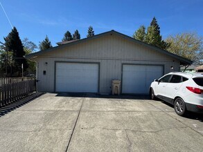 323 SE K St in Grants Pass, OR - Building Photo - Building Photo