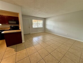 400 NW 65th Ave in Margate, FL - Foto de edificio - Building Photo