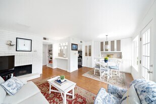 8944 Chatsworth Dr in Houston, TX - Building Photo