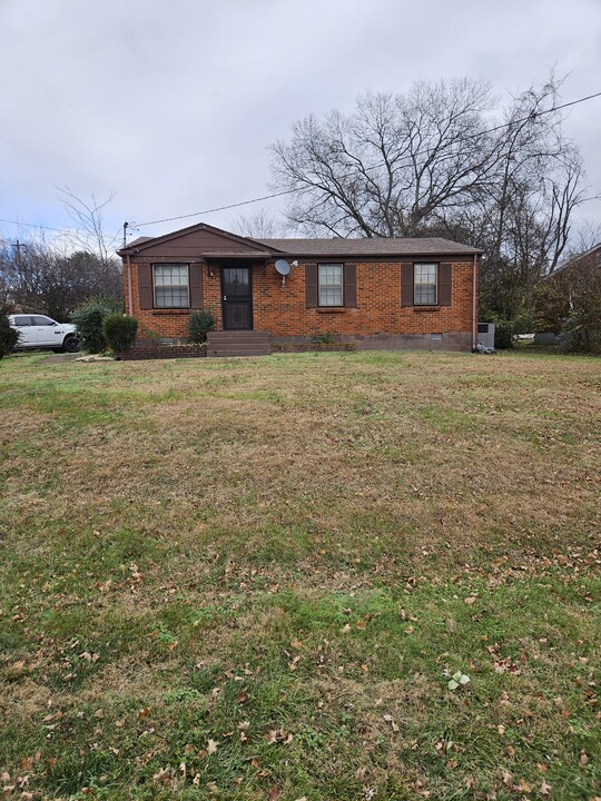 1901 Laurinda Dr in Nashville, TN - Foto de edificio