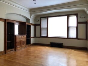 3218 N Oakland Ave, Unit LOWER in Milwaukee, WI - Foto de edificio - Building Photo