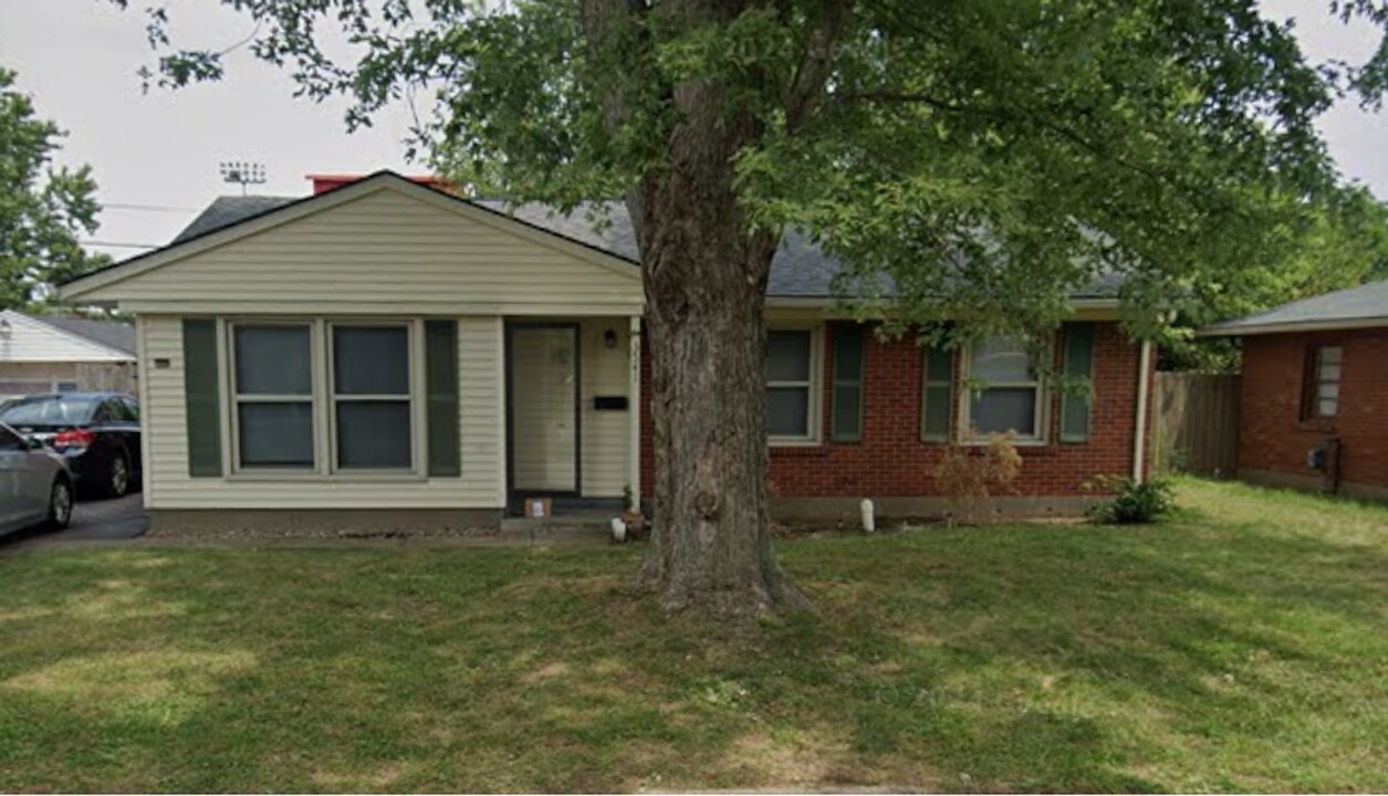 3541 Lisbon Ln in Louisville, KY - Building Photo