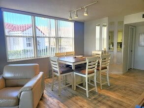 5901 Bahia Del Mar Cir N in St. Petersburg, FL - Building Photo - Building Photo