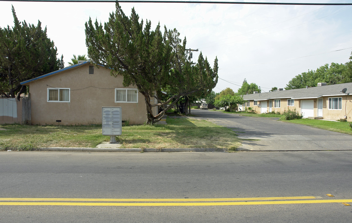 837-841 E Springfield Ave in Reedley, CA - Building Photo