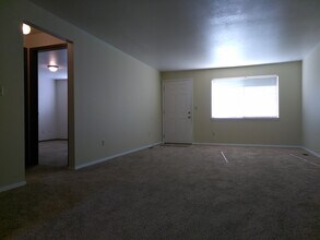 5555 N Millrun Ave in Garden City, ID - Building Photo - Building Photo