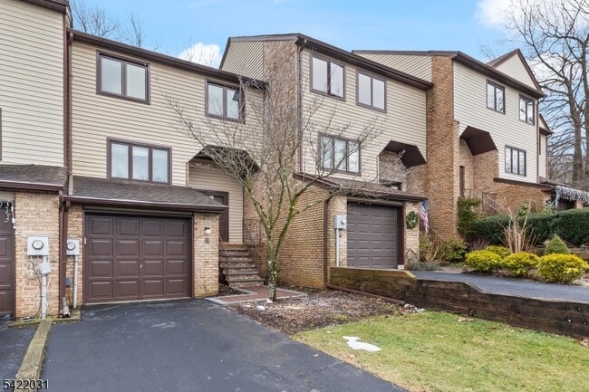 33 Stockton Ct in Morris Plains, NJ - Building Photo - Building Photo