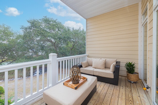 81 Sandbar Ln, Unit A in Folly Beach, SC - Foto de edificio - Building Photo