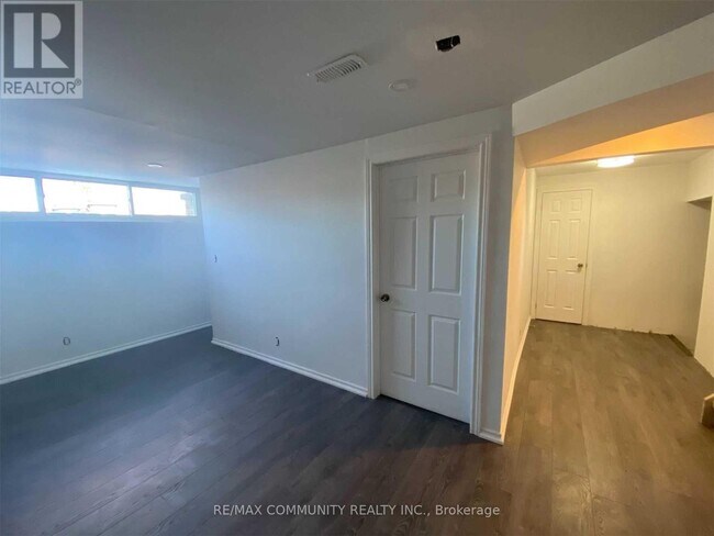 6469 Kingston Rd in Toronto, ON - Building Photo - Building Photo