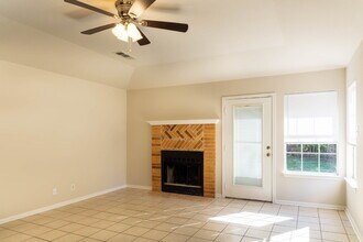 2402 Lazy Ridge Dr in Killeen, TX - Foto de edificio - Building Photo