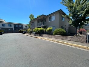 Ivy Club Apartments in Medford, OR - Building Photo - Building Photo