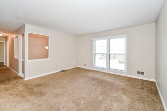 1042 Cristland Rd in Louisville, KY - Building Photo - Building Photo