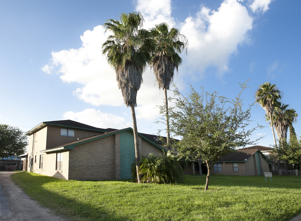 1011 Citrus Terrace in Harlingen, TX - Foto de edificio