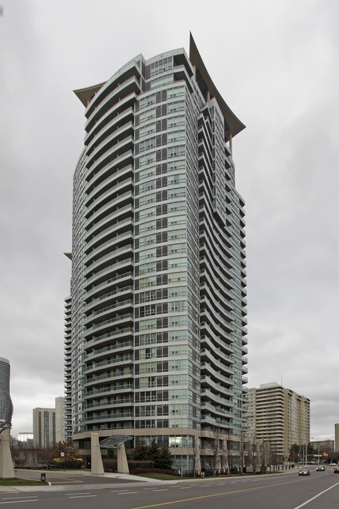 1 Elm Dr W in Mississauga, ON - Building Photo