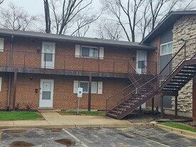 1910 W Hatherleigh Ct in Mount Prospect, IL - Building Photo