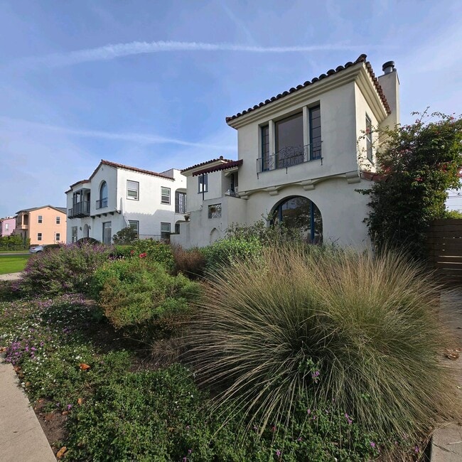 1608 S Hayworth Ave in Los Angeles, CA - Building Photo - Building Photo