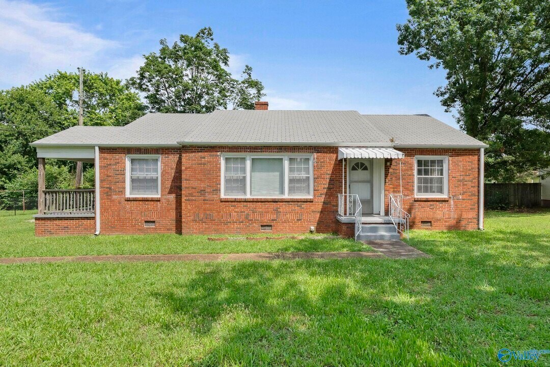 2305 Andrew Jackson Way NE in Huntsville, AL - Building Photo
