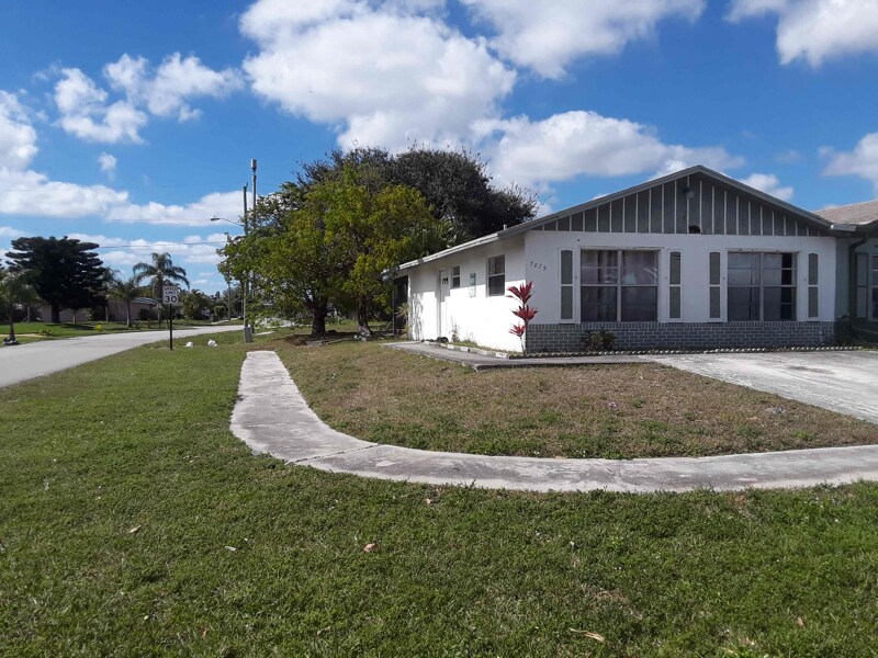 5879 Bahama Ct in West Palm Beach, FL - Building Photo