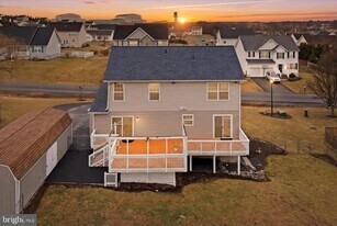 448 Thayers Gull Dr in Martinsburg, WV - Building Photo