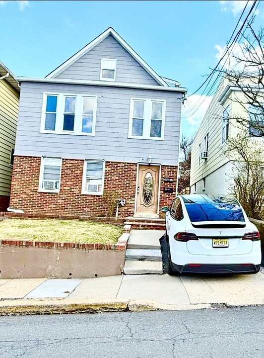 7106 Cottage Ave in North Bergen, NJ - Building Photo