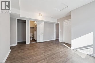 906 King St E in Cambridge, ON - Building Photo - Building Photo