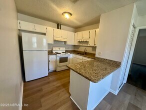 8846 Cavender Dr in Jacksonville, FL - Building Photo - Building Photo