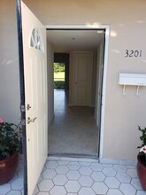 3201 S Palm Aire Dr in Pompano Beach, FL - Building Photo - Building Photo