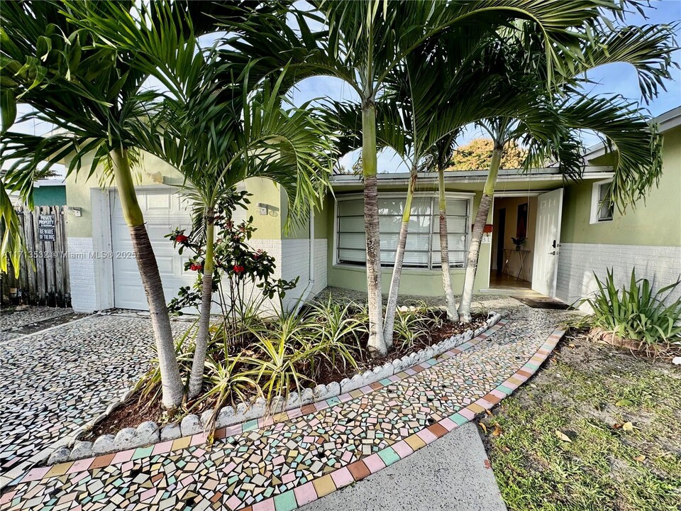 6481 Kimberly Blvd in North Lauderdale, FL - Building Photo