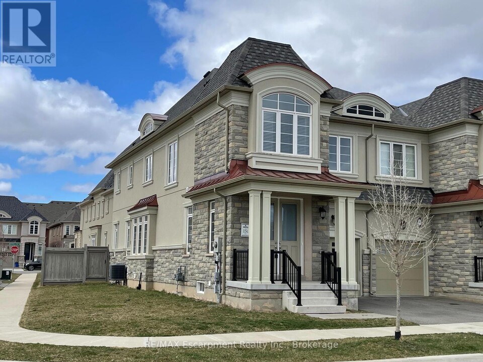 563 Stream Cres in Oakville, ON - Building Photo