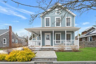 237 6th St in Greenport, NY - Building Photo