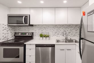 Fully Furnished/ International Village in Lauderhill, FL - Foto de edificio - Interior Photo